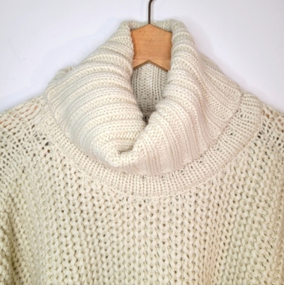 Steve Madden Chunky Knit Cream Sweater Cowl Turtleneck Poncho OSFM One Size EUC - Picture 3 of 7